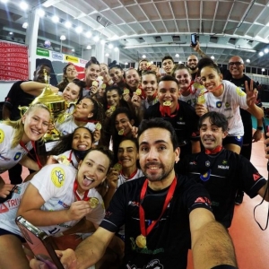 AS MENINAS DO VÔLEI TAUBATÉ SÃO AS CAMPEÃS DA COPA SÃO PAULO DE VÔLEI FEMININO